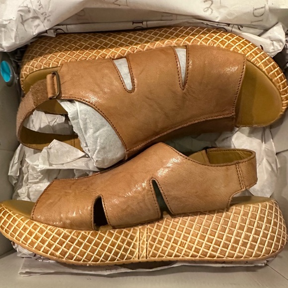 New  wt box ,  Diba true tan  platttform  wedge sandals. - Picture 12 of 13